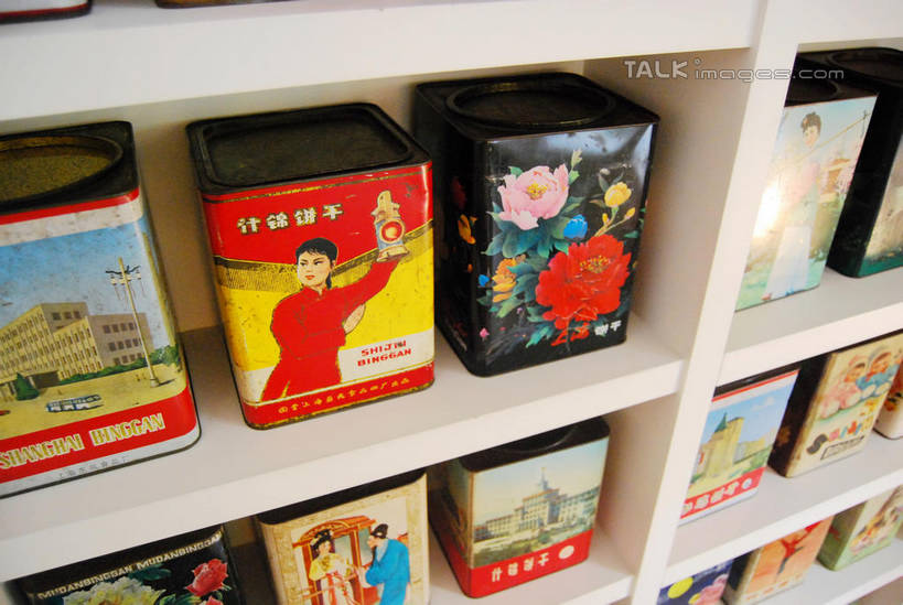 无人,横图,室内,白天,正面,静物,金属制品,一排,许多,整齐,并列,并排,金属,罐子,很多,置物架,架子,排列,瓶子,队列,陈列架,平行,搁架,彩图,shxw1