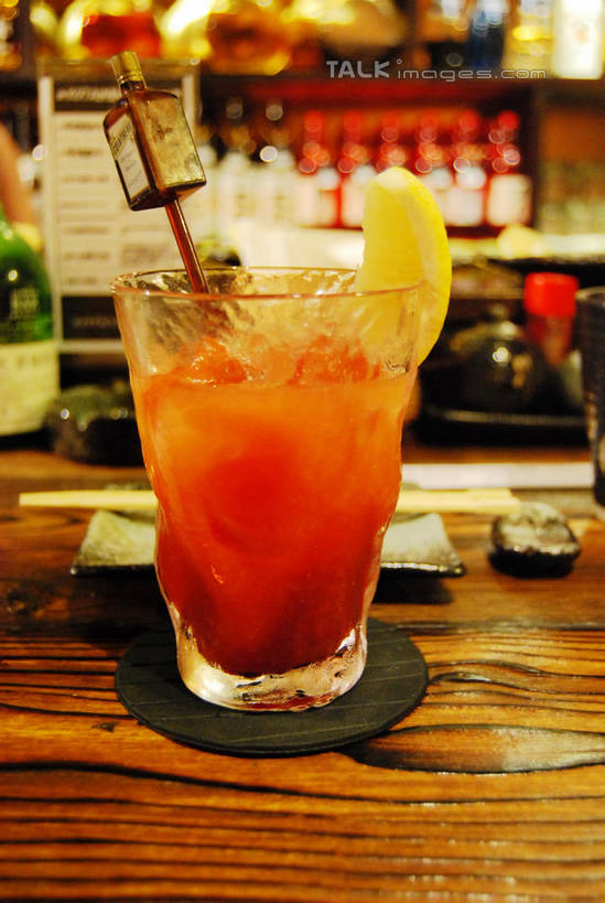 无人,餐厅,竖图,室内,白天,正面,幸福,茶,桌面,桌子,柠檬,杯子,水果,许多,切开,阴影,新鲜,光线,木制,影子,塑料,木桌,灯光,生食,红茶,茶叶,食品,果实,酒类,很多,一杯,置物架,娱乐,架子,玻璃制品,酒,酒瓶,食物,饮料,玻璃瓶,木制品,瓶子,水杯,塑料制品,吸管,切,享受,休闲,温馨,放松,乐趣,冰红茶,有机食品,绿色食品,空心,提神,舒适,醒脑,陈列架,剖面,切面,饮管,搁架,玻璃杯,益母果,柠果,彩图,餐馆,饭店,饭馆,木桌子,圆柱状,shxw1