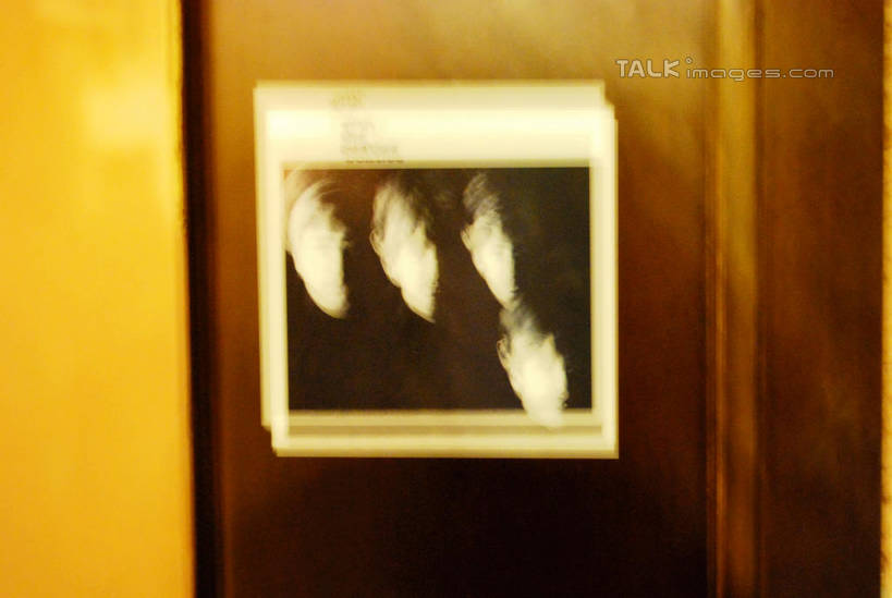 无人,餐厅,横图,室内,特写,白天,正面,绘画,静物,阴影,朦胧,模糊,艺术,光线,影子,墙,灯光,古典,文化,墙壁,墙面,工艺品,品味,美术,高雅,挂画,美学,装饰画,彩图,餐馆,饭店,饭馆,shxw1