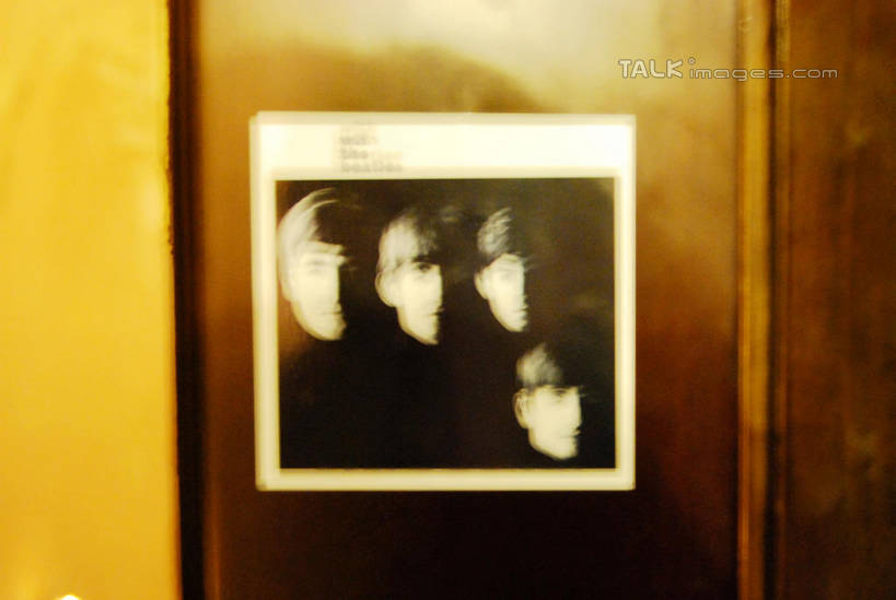 无人,餐厅,横图,室内,特写,白天,正面,绘画,静物,阴影,朦胧,模糊,艺术,光线,影子,墙,灯光,古典,文化,墙壁,墙面,工艺品,品味,美术,高雅,挂画,美学,装饰画,彩图,餐馆,饭店,饭馆,shxw1