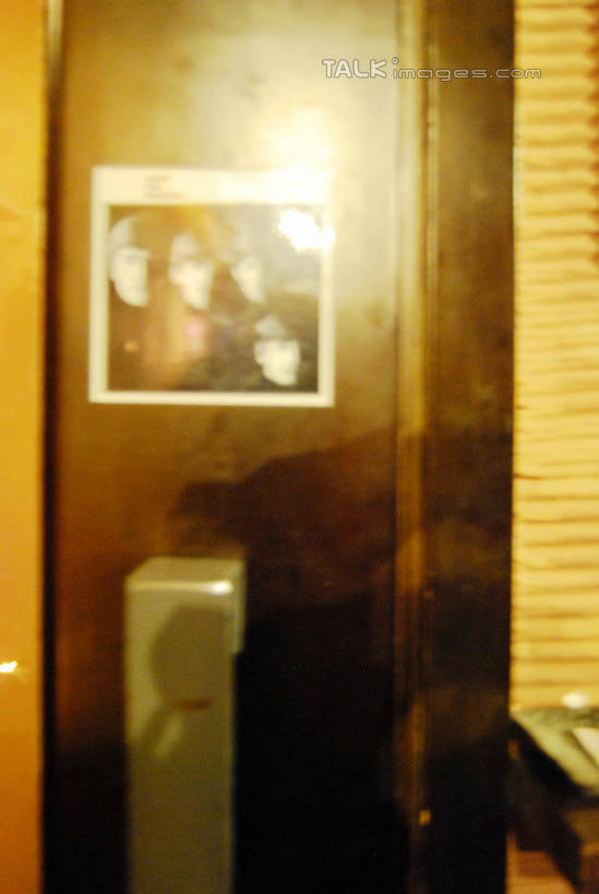 无人,餐厅,竖图,室内,白天,正面,绘画,静物,阴影,朦胧,模糊,艺术,光线,影子,墙,灯光,古典,文化,墙壁,墙面,工艺品,品味,美术,高雅,挂画,美学,装饰画,彩图,餐馆,饭店,饭馆,shxw1