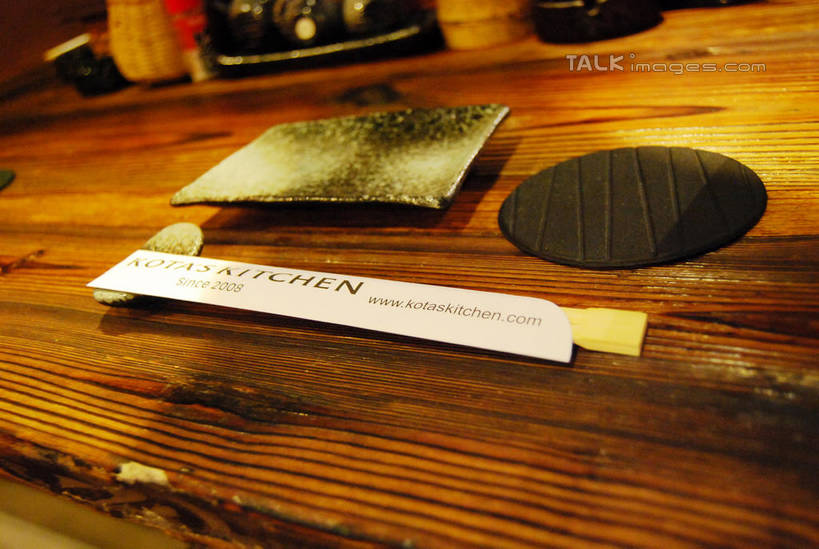 无人,餐厅,横图,俯视,室内,特写,白天,筷子,桌面,桌子,静物,餐具,阴影,光线,木制,碟子,盘,影子,木桌,灯光,杯垫,文化,传统,盘子,方便筷,木制品,垫子,碟,礼节,礼仪,卫生筷,一次性筷子,进餐用具,彩图,高角度拍摄,餐馆,饭店,饭馆,木桌子,shxw1