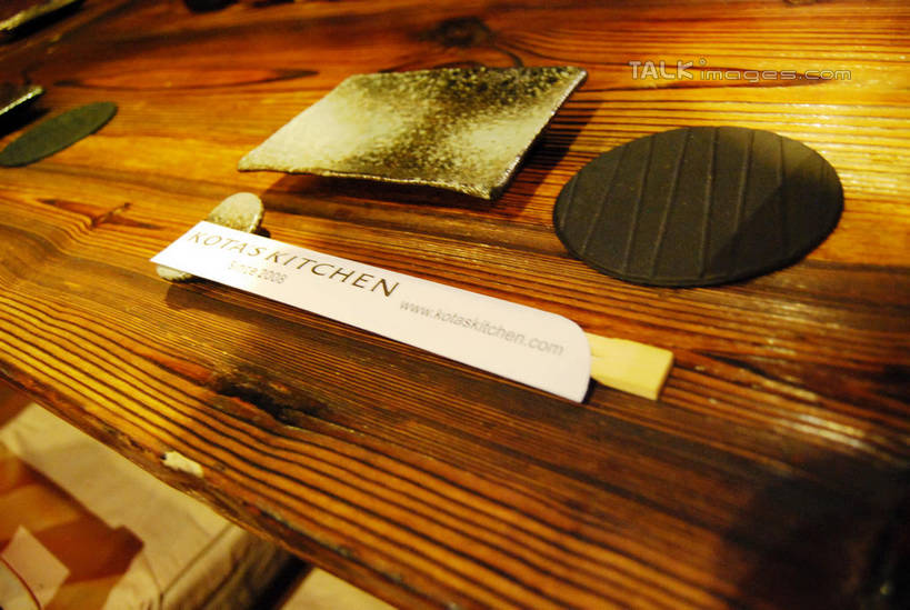 无人,餐厅,横图,俯视,室内,特写,白天,筷子,桌面,桌子,静物,餐具,阴影,光线,木制,碟子,盘,影子,木桌,灯光,杯垫,文化,传统,盘子,方便筷,木制品,垫子,碟,礼节,礼仪,卫生筷,一次性筷子,进餐用具,彩图,高角度拍摄,餐馆,饭店,饭馆,木桌子,shxw1