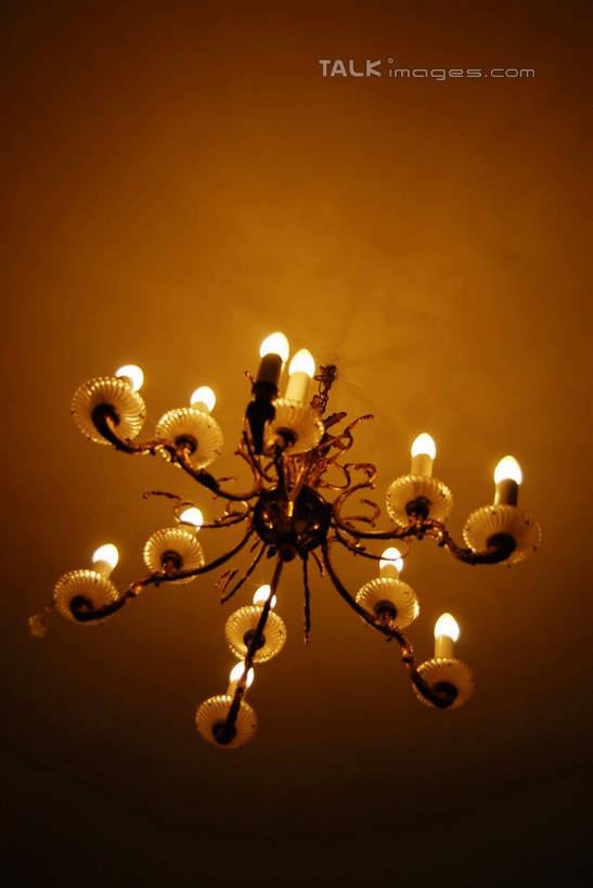 无人,竖图,室内,特写,白天,仰视,天花板,静物,照明,阴影,光线,灯泡,影子,灯光,吊灯,灯,灯具,白炽灯,照亮,照明设备,白炽灯泡,彩图,低角度拍摄,shxw1