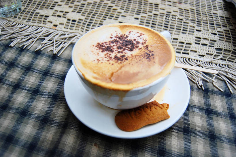 咖啡,无人,横图,俯视,室内,特写,白天,幸福,餐桌,桌子,杯子,餐具,阴影,反射,布料,瓷器,碟子,方格,格子,盘,影子,卡布奇诺,杯垫,咖啡杯,陶瓷制品,一杯,布纹,娱乐,桌布,饮料,两个,盘子,餐巾,垫子,碟,台布,享受,休闲,温馨,放松,乐趣,餐台,提神,舒适,瓷杯,醒脑,软饮料,卡布奇诺咖啡,卡布基诺,餐桌布,彩图,高角度拍摄,卡布基诺咖啡,shxw1