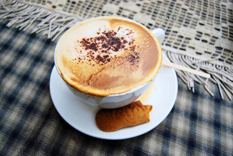 咖啡,无人,横图,俯视,室内,特写,白天,幸福,餐桌,桌子,杯子,餐具,阴影,反射,布料,瓷器,碟子,方格,格子,盘,影子,卡布奇诺,杯垫,咖啡杯,陶瓷制品,一杯,布纹,娱乐,桌布,饮料,两个,盘子,餐巾,垫子,碟,台布,享受,休闲,温馨,放松,乐趣,餐台,提神,舒适,瓷杯,醒脑,软饮料,卡布奇诺咖啡,卡布基诺,餐桌布,彩图,高角度拍摄,卡布基诺咖啡,shxw1