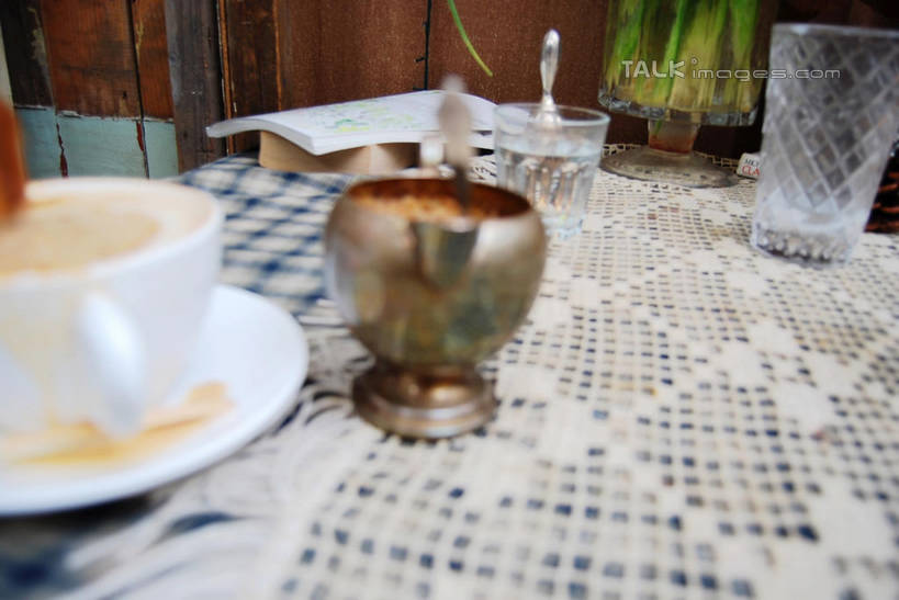 咖啡,无人,横图,俯视,室内,特写,白天,幸福,餐桌,桌子,杯子,餐具,许多,阴影,朦胧,模糊,反射,布料,瓷器,碟子,方格,格子,盘,影子,卡布奇诺,杯垫,咖啡杯,陶瓷制品,很多,一杯,布纹,娱乐,玻璃制品,桌布,饮料,盘子,餐巾,水杯,垫子,碟,台布,享受,休闲,温馨,放松,乐趣,餐台,提神,舒适,瓷杯,醒脑,软饮料,卡布奇诺咖啡,玻璃杯,卡布基诺,餐桌布,彩图,高角度拍摄,卡布基诺咖啡,shxw1