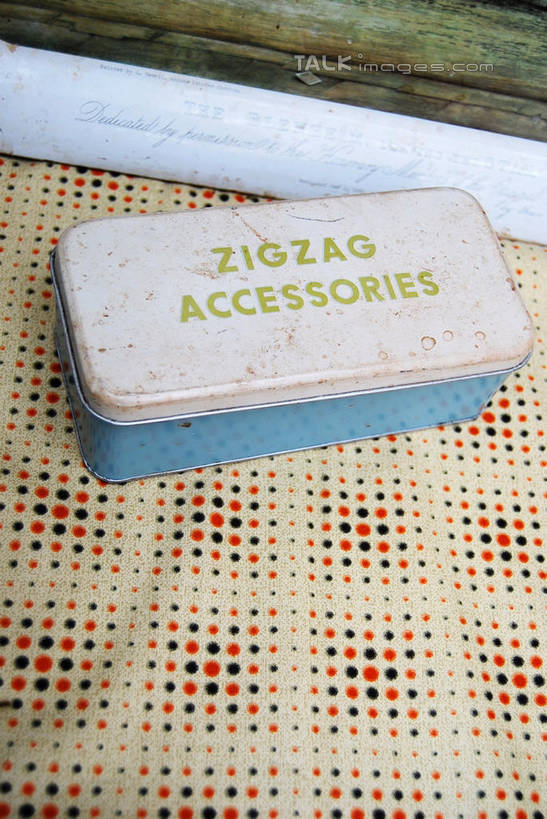 无人,竖图,俯视,室内,特写,白天,静物,金属制品,阴影,反射,金属,英文,标志,文字,影子,字符,字母,标识,一个,容器,单个,储藏,铁盒,英文字母,储存,彩图,高角度拍摄,贮存,shxw1