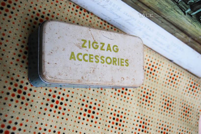 无人,横图,俯视,室内,特写,白天,静物,金属制品,阴影,反射,金属,英文,标志,文字,影子,字符,字母,标识,一个,容器,单个,储藏,铁盒,英文字母,储存,彩图,高角度拍摄,贮存,shxw1