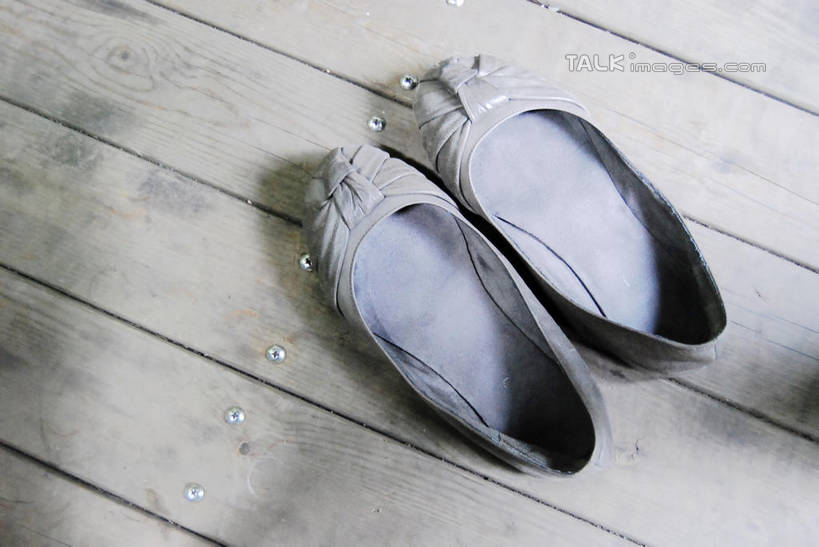 无人,横图,俯视,室内,特写,白天,鞋,地板,静物,鞋子,一双,阴影,反射,影子,皮革,地面,木地板,彩图,高角度拍摄,皮鞋,shxw1