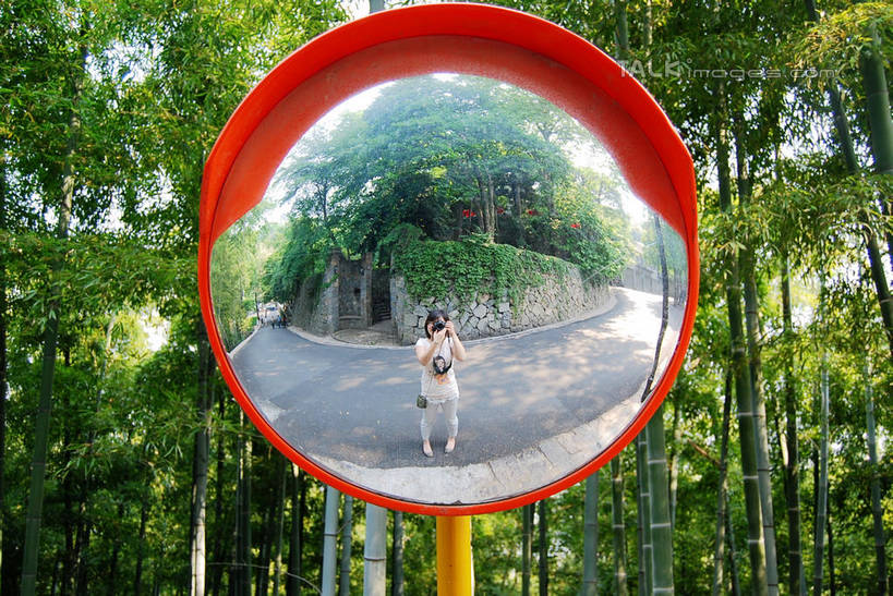 东方人,一个人,无人,摄影师,站,横图,室外,白天,正面,旅游,度假,纯洁,安全,美景,镜子,竹子,相机,亚洲,仅一个年轻女性,仅一个女性,仅一个人,握,阴影,服装,反射,光线,影子,景观,竹林,反光镜,交通,拿,拿着,休闲装,黄种人,娱乐,拍照,衣服,阳光,自然,数码相机,站着,享受,休闲,休闲服,景色,放松,握着,摄影,服饰,镜像,高雅,生命,镜面,自然风光,光学,奉献,质朴,凸面镜,正直,担当,年轻女性,女人,女性,亚洲人,照相机,竹,站立,彩图,全身,照相,奋进,操守,四君子,岁寒三友,性坚,虚怀,虚心,善群,卓尔,广角镜,shxw1