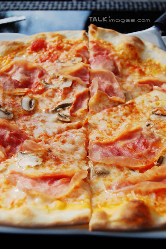 无人,餐厅,竖图,俯视,室外,特写,白天,烹饪,西餐,餐桌,桌子,蔬菜,切开,阴影,新鲜,光线,影子,菌菇,香菇,肉,料理,食品,披萨,匹萨,菌类,菜肴,美食,肉类,食物,阳光,快餐,切,食用菌,西式,佳肴,有机食品,绿色食品,餐台,比萨,真菌,剖面,肉食,西式快餐,垃圾食品,切面,意大利薄饼,椎茸,彩图,高角度拍摄,餐馆,饭店,饭馆,平庄菇,香菌,香蕈,shxw1