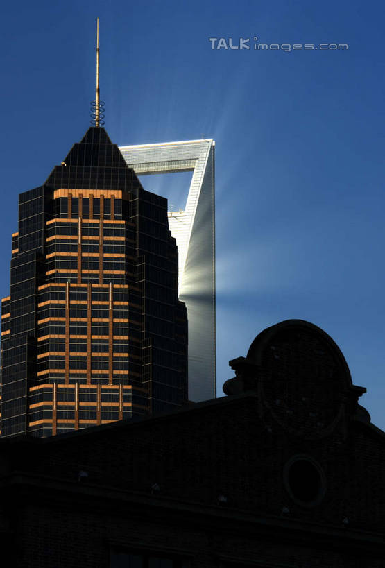 无人,高楼大厦,竖图,室外,白天,仰视,度假,美景,城市风光,标志建筑,城市,大厦,地标,建筑,摩天大楼,上海,中国,亚洲,阴影,梦幻,发光,光束,光线,影子,景观,光亮,娱乐,建设,金茂大厦,浦东,蓝色,蓝天,天空,阳光,天,享受,休闲,景色,放松,环球金融中心,晴朗,申,未来,发亮,陆家嘴,浦东新区,上海环球金融中心,东亚,憧憬,上海市,万里无云,中华人民共和国,沪,华东地区,环球金融中心大厦,晴空,晴空万里,彩图,低角度拍摄,大楼,高层建筑,高楼,摩天楼,shyj1