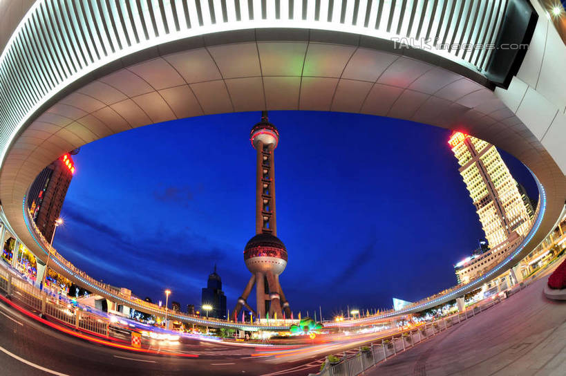 无人,高楼大厦,横图,彩色,室外,夜晚,长时间曝光,仰视,度假,美景,城市风光,标志建筑,城市,大厦,道路,地标,建筑,路,摩天大楼,霓虹灯,夜景,公路,上海,中国,亚洲,阴影,朦胧,模糊,光线,影子,景观,高架,灯光,七彩,交通,娱乐,光源,建设,东方明珠,金茂大厦,浦东,霓虹,灯,享受,休闲,景色,放松,申,照明设备,曝光,高架桥,陆家嘴,浦东新区,东亚,东方明珠广播电视塔,东方明珠电视塔,上海市,高架道路,跨线桥,中华人民共和国,沪,华东地区,氖灯,彩图,低角度拍摄,大楼,高层建筑,高楼,摩天楼,shyj1