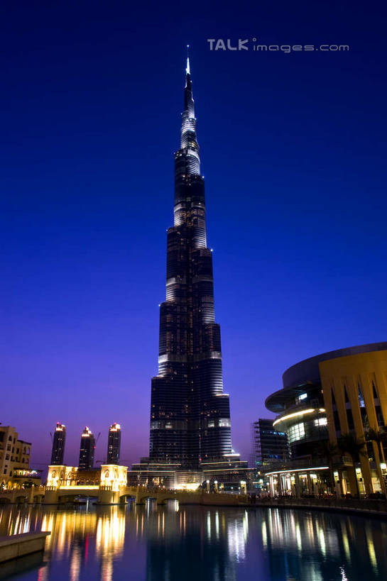 无人,高楼大厦,竖图,室外,夜晚,仰视,度假,河流,美景,水,城市风光,标志建筑,城市,大厦,地标,建筑,路灯,摩天大楼,夜景,照明,阿联酋,亚洲,阴影,波纹,光线,影子,河水,景观,水流,灯光,涟漪,娱乐,建设,灯,倒影,水纹,波浪,享受,休闲,景色,放松,照亮,倒映,照明设备,西亚,阿拉伯联合酋长国,迪拜,水晕,迪拜塔,哈利法塔,比斯迪拜塔,反照,杜拜,迪拜大厦,彩图,低角度拍摄,大楼,高层建筑,高楼,摩天楼,shyj1