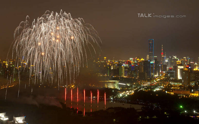 无人,公园,高楼大厦,横图,俯视,航拍,室外,夜晚,度假,美景,植物,城市风光,标志建筑,城市,大厦,地标,建筑,摩天大楼,烟火,夜景,上海,中国,亚洲,阴影,庆祝,光线,影子,景观,灯光,辉煌,娱乐,建设,浦东,树,树木,绿色,自然,焰火,享受,休闲,灿烂,景色,放松,世纪公园,生长,成长,庆贺,璀璨,申,鸟瞰,祝贺,礼花,光辉,浦东新区,东亚,上海市,中华人民共和国,沪,华东地区,花炮,礼花炮,绚烂,光耀,烟花,彩图,高角度拍摄,大楼,高层建筑,高楼,摩天楼,浦东中央公园,shyj1