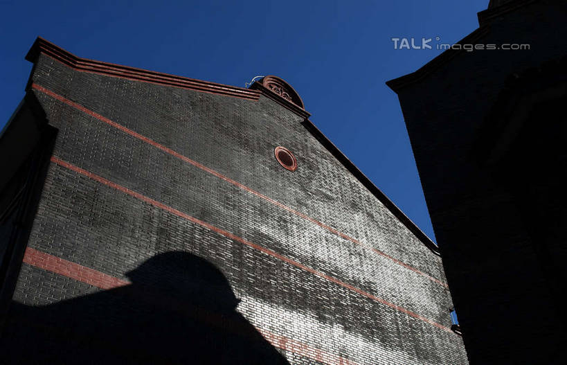 无人,家,横图,室外,白天,仰视,旅游,度假,名胜古迹,标志建筑,地标,建筑,上海,中国,亚洲,阴影,遗迹,光线,影子,房屋,墙,屋子,古迹,文物,娱乐,建设,古建筑,楼房,墙壁,墙面,石库门,住宅,蓝色,蓝天,天空,阳光,天,享受,休闲,旅游胜地,放松,晴朗,新天地,申,卢湾区,古文明,东亚,上海市,万里无云,中华人民共和国,沪,华东地区,上海新天地,晴空,晴空万里,彩图,低角度拍摄,房子,shyj1