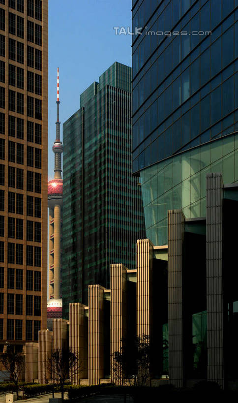 无人,高楼大厦,竖图,室外,白天,仰视,度假,美景,城市风光,标志建筑,城市,大厦,地标,建筑,摩天大楼,上海,中国,亚洲,阴影,光线,影子,景观,娱乐,建设,东方明珠,浦东,蓝色,蓝天,天空,阳光,天,享受,休闲,景色,放松,晴朗,申,陆家嘴,浦东新区,东亚,东方明珠广播电视塔,东方明珠电视塔,上海市,万里无云,中华人民共和国,沪,华东地区,晴空,晴空万里,彩图,低角度拍摄,大楼,高层建筑,高楼,摩天楼,shyj1