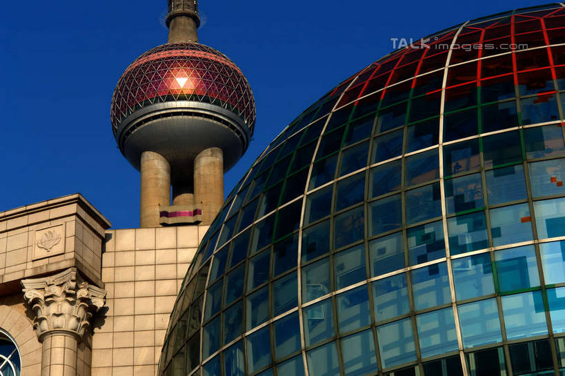 无人,高楼大厦,横图,室外,白天,仰视,度假,美景,城市风光,标志建筑,城市,大厦,地标,建筑,摩天大楼,上海,中国,亚洲,阴影,光线,影子,景观,娱乐,建设,东方明珠,浦东,蓝色,蓝天,天空,阳光,天,享受,休闲,景色,放松,晴朗,申,陆家嘴,浦东新区,东亚,东方明珠广播电视塔,东方明珠电视塔,滨江大道,上海国际会议中心,上海市,万里无云,中华人民共和国,沪,华东地区,晴空,晴空万里,彩图,低角度拍摄,大楼,高层建筑,高楼,摩天楼,shyj1