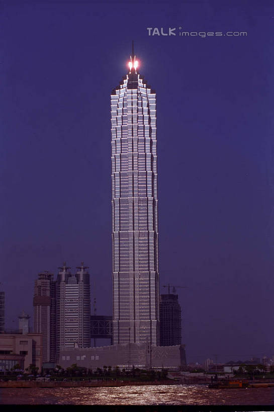 无人,高楼大厦,竖图,室外,夜晚,正面,度假,河流,美景,水,城市风光,标志建筑,城市,大厦,地标,建筑,路灯,摩天大楼,夜景,照明,上海,中国,亚洲,阴影,波纹,光线,影子,河水,景观,水流,灯光,涟漪,娱乐,建设,金茂大厦,浦东,灯,倒影,水纹,波浪,享受,休闲,景色,放松,照亮,申,倒映,照明设备,陆家嘴,浦东新区,东亚,上海市,中华人民共和国,沪,华东地区,水晕,反照,彩图,大楼,高层建筑,高楼,摩天楼,shyj1