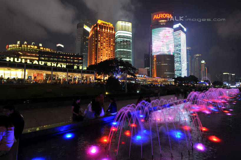 无人,高楼大厦,横图,彩色,室外,夜晚,正面,长时间曝光,度假,美景,水,植物,城市风光,标志建筑,城市,大厦,地标,建筑,摩天大楼,霓虹灯,喷泉,夜景,上海,中国,亚洲,阴影,飞溅,朦胧,模糊,溅,光线,液体,影子,景观,水滴,灯光,七彩,文化,娱乐,光源,建设,黄浦江,浦东,霓虹,灯,水珠,树,树木,绿色,自然,品味,享受,休闲,景色,放松,生长,成长,申,照明设备,喷洒,水景,曝光,花旗集团大厦,陆家嘴,浦东新区,正大广场,东亚,滨江大道,上海市,中华人民共和国,沪,华东地区,氖灯,美观,设计,彩图,大楼,高层建筑,高楼,摩天楼,shyj1