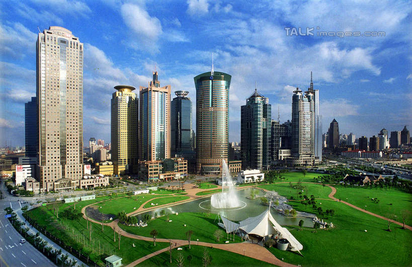 无人,高楼大厦,横图,全景,俯视,航拍,室外,白天,度假,草地,草坪,美景,天际线,植物,城市风光,标志建筑,城市,大厦,道路,地标,建筑,路,摩天大楼,公路,上海,中国,亚洲,阴影,光线,影子,景观,云,云朵,分界线,停车线,交通,云彩,娱乐,建设,浦东,草,树,树木,蓝色,绿色,白云,蓝天,天空,阳光,自然,天,享受,休闲,景色,放松,生长,晴朗,成长,车行道,车行道分界线,申,鸟瞰,标线,金融中心,陆家嘴,陆家嘴金融贸易区,浦东新区,东亚,车行线,上海市,中华人民共和国,沪,华东地区,陆家嘴中心绿地,上海世界金融大厦,上海陆家嘴中心绿地,晴空,马路,彩图,高角度拍摄,大楼,高层建筑,高楼,摩天楼,华夏银行大厦,世界金融大厦,shyj1