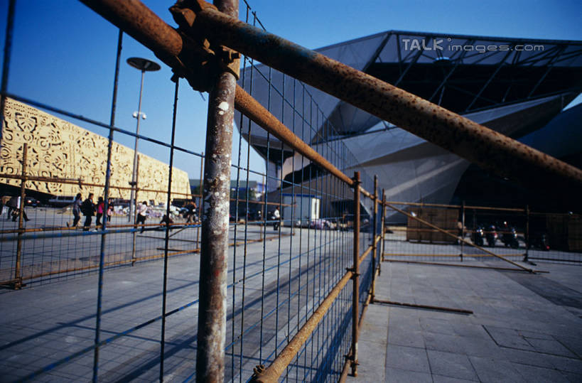 东方人,栏杆,站,走,横图,室外,白天,仰视,旅游,度假,标志建筑,地标,建筑,路灯,照明,上海,中国,亚洲,行人,游客,游人,阴影,服装,光线,影子,围栏,灯光,许多人,注视,休闲装,黄种人,娱乐,建设,护栏,路人,旅客,灯,衣服,蓝色,蓝天,天空,阳光,天,观察,看,站着,一群人,享受,休闲,休闲服,上海世博馆,世博馆,波兰馆,德国馆,上海世博会,世博,世博会,旅游胜地,放松,服饰,晴朗,观看,照亮,申,察看,照明设备,关注,东亚,上海市,万里无云,中华人民共和国,沪,华东地区,过客,男人,男性,年轻男性,年轻女性,女人,女性,亚洲人,晴空,晴空万里,步行,散步,站立,走路,半身,彩图,低角度拍摄,波兰国家馆,shylt1