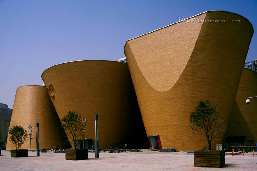 无人,横图,室外,白天,正面,旅游,度假,植物,标志建筑,地标,建筑,上海,中国,亚洲,阴影,光线,英文,标志,文字,影子,字符,字母,墙,娱乐,标识,建设,墙壁,墙面,树,树木,黄色,蓝色,绿色,蓝天,天空,阳光,自然,天,享受,休闲,上海世博馆,世博馆,万科馆,上海世博会,世博,世博会,汉字,旅游胜地,放松,生长,晴朗,成长,英文字母,申,中文,东亚,世博园,上海市,万里无云,中华人民共和国,沪,华东地区,国文,华文,晴空,晴空万里,彩图,万科企业馆,shylt1