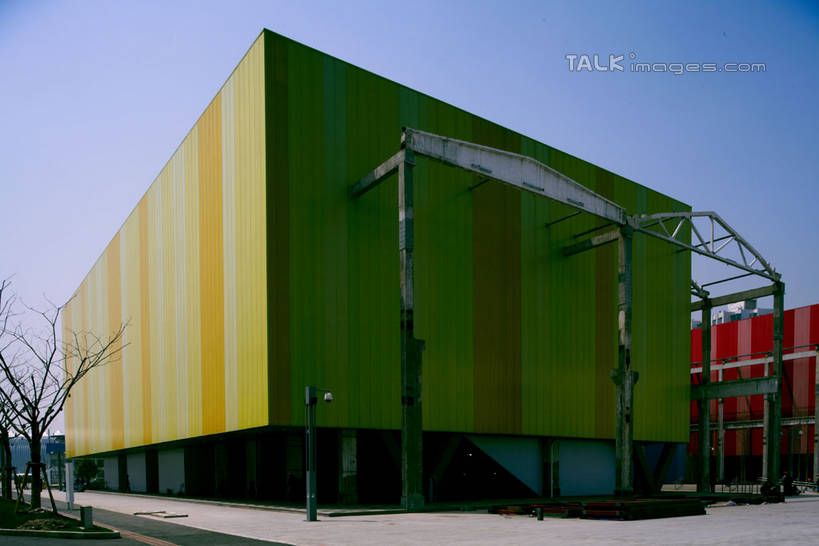 无人,栏杆,横图,室外,白天,仰视,旅游,度假,标志建筑,地标,建筑,上海,中国,亚洲,阴影,光线,影子,墙,围栏,枝条,娱乐,建设,护栏,墙壁,墙面,树枝,蓝色,蓝天,天空,阳光,天,享受,休闲,上海世博馆,世博馆,案例联合馆,上海世博会,世博,世博会,旅游胜地,放松,晴朗,申,东亚,世博园,上海市,万里无云,中华人民共和国,沪,华东地区,虬枝,枝杈,晴空,晴空万里,彩图,低角度拍摄,联合馆,案例馆,shylt1