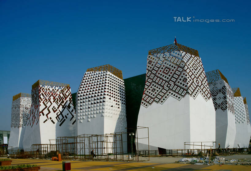 无人,横图,室外,白天,仰视,旅游,度假,草地,草坪,植物,标志建筑,地标,建筑,上海,中国,亚洲,阴影,光线,纹路,纹理,影子,墙,娱乐,建设,墙壁,墙面,草,蓝色,绿色,白色,蓝天,天空,阳光,天,享受,休闲,上海世博馆,世博馆,俄罗斯馆,上海世博会,世博,世博会,旅游胜地,放松,晴朗,申,东亚,世博园,上海市,万里无云,肌理,中华人民共和国,沪,华东地区,晴空,晴空万里,彩图,低角度拍摄,俄罗斯国家馆,shylt1