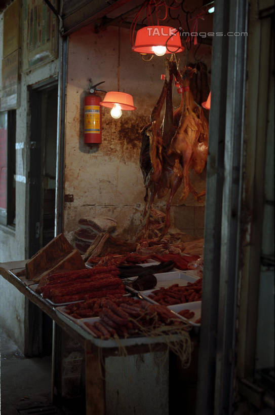 无人,商店,菜场,竖图,室内,白天,正面,购物,消费,照明,吊挂,悬挂,阴影,朦胧,模糊,光线,影子,灯光,肉,集市,市场,挂,商铺,猪肉,肉类,顶灯,灯,灯具,金融,照亮,照明设备,选购,贸易,肉食,豚肉,市肆,商号,菜市,彩图,菜市场,店铺,肉店,shylt1