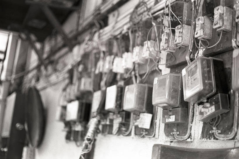 无人,横图,黑白,室外,特写,白天,正面,上海,中国,亚洲,许多,朦胧,模糊,测量,标志,电器,数字,文字,字符,指针,很多,标识,电表,火表,阿拉伯数字,庞大,复杂,申,仪表盘,东亚,上海市,中华人民共和国,沪,华东地区,繁杂,电度表,电能表,仪表,shylt1