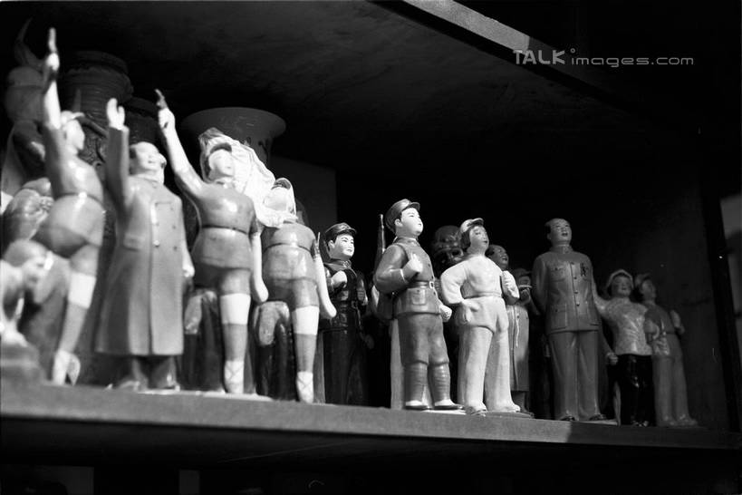 东方人,无人,商店,站,举,横图,黑白,室外,白天,仰视,民族服装,制服,雕塑,亚洲,士兵,阴影,艺术,装饰,反射,毛泽东,雕刻,雕像,影子,许多人,注视,黄种人,商铺,衣服,工艺品,观察,看,托,站着,一群人,主席,观看,纪念,军人,美术,察看,领导,军装,关注,主题,军服,陈列,毛主席,功能,美学,市肆,商号,二十八画生,润之,诗人,石三伢子,咏芝,革命家,理论家,首脑,战略家,男人,男性,年轻男性,中年男性,亚洲人,举起,举手,举着,向上举,向上伸,向上托,站立,半身,低角度拍摄,传统服装,民俗服,店铺,唐装,古董店,古玩店,shylt1