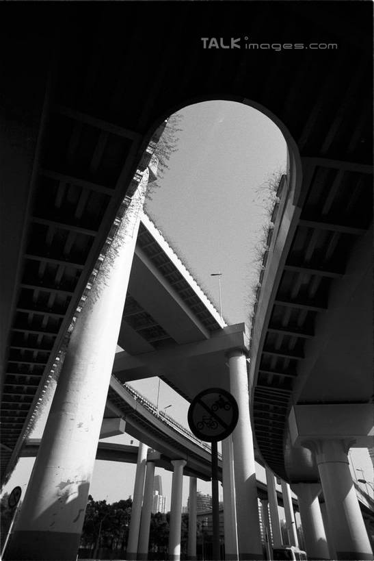 无人,栏杆,竖图,黑白,室外,白天,仰视,旅游,度假,标志建筑,道路,地标,建筑,路,路灯,公路,照明,上海,中国,亚洲,阴影,光线,影子,高架,围栏,灯光,交通,娱乐,建设,护栏,盘旋,灯,天空,阳光,外滩,天,享受,休闲,旅游胜地,放松,晴朗,虹桥机场,照亮,申,照明设备,回旋,高架桥,黄浦区,东亚,扭转,长宁区,上海市,高架道路,跨线桥,万里无云,中华人民共和国,沪,华东地区,虹桥路,上海虹桥国际机场,晴空,晴空万里,低角度拍摄,上海延安高架路,虹桥经济技术开发区,上海虹桥经济技术开发区,shylt1