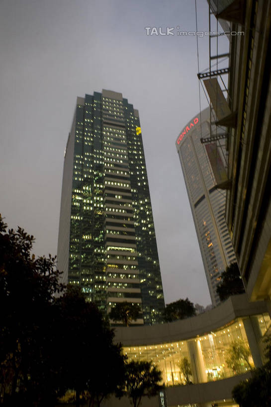 无人,高楼大厦,竖图,室外,白天,仰视,旅游,度假,办公楼,日落,植物,标志建筑,大厦,地标,建筑,摩天大楼,写字楼,香港,中国,亚洲,阴影,光线,影子,晚霞,霞光,落日,灯光,娱乐,建设,树,树木,中银大厦,绿色,自然,黄昏,楼宇,享受,休闲,旅游胜地,商务楼,彩霞,放松,生长,成长,港,东亚,香港岛,香港特别行政区,港澳台,中华人民共和国,夕照,薄暮,港岛,中西区,夕阳,彩图,低角度拍摄,傍晚,大楼,高层建筑,高楼,摩天楼,金钟,斜阳,shylt1