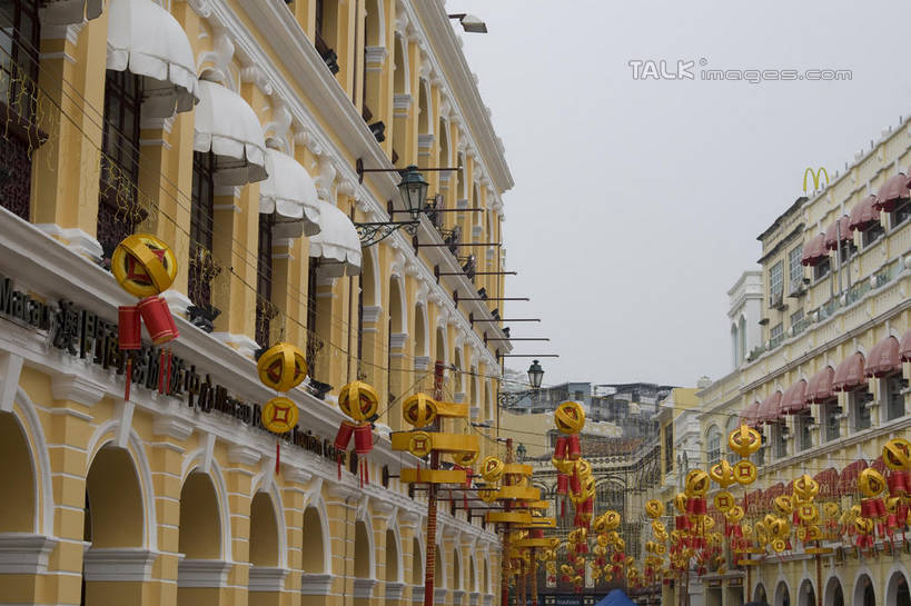 无人,横图,室外,白天,正面,度假,美景,窗户,城市风光,城市,照明,澳门,中国,亚洲,一排,许多,阴影,整齐,并列,并排,光线,灯笼,影子,纸灯笼,墙,景观,很多,娱乐,玻璃窗,墙壁,墙面,排列,蓝色,蓝天,天空,阳光,灯具,天,享受,休闲,景色,放松,晴朗,照亮,照明设备,队列,平行,东亚,万里无云,港澳台,中华人民共和国,澳门特别行政区,澳,晴空,晴空万里,彩图,shylt1