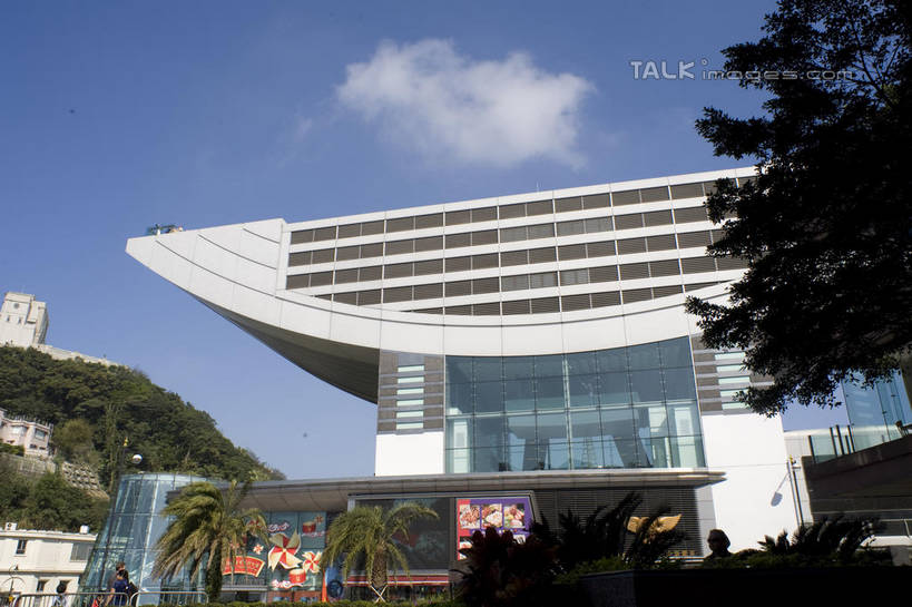 无人,高楼大厦,横图,室外,白天,仰视,旅游,度假,植物,窗户,标志建筑,大厦,地标,建筑,摩天大楼,香港,中国,亚洲,阴影,光线,影子,娱乐,建设,玻璃窗,树,树木,蓝色,绿色,蓝天,天空,阳光,自然,天,享受,休闲,旅游胜地,放松,生长,晴朗,成长,港,东亚,万里无云,香港岛,香港特别行政区,港澳台,中华人民共和国,太平山,港岛,晴空,晴空万里,彩图,低角度拍摄,大楼,高层建筑,高楼,摩天楼,shylt1