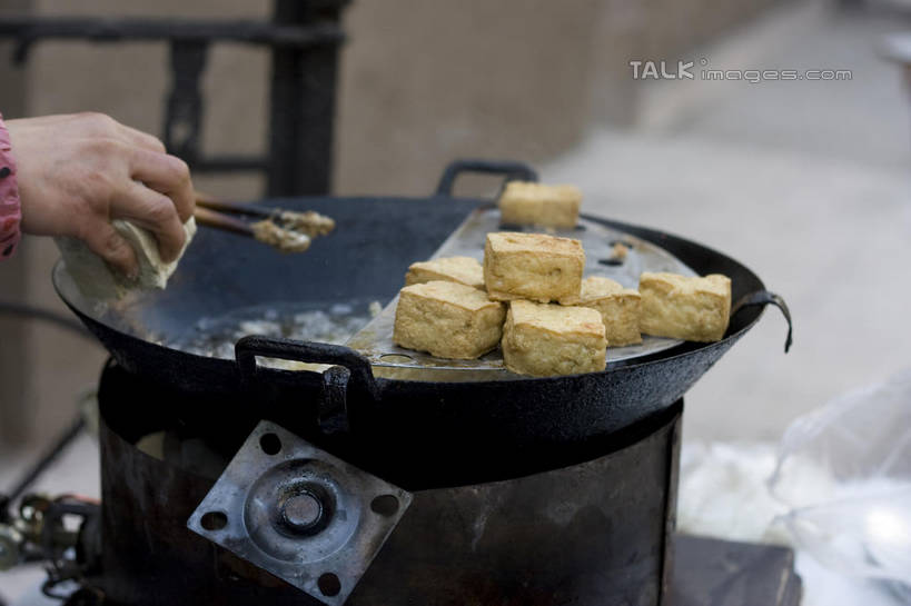 点心,豆腐,东方人,手,一个人,横图,室外,特写,白天,侧面,烹饪,雾,筷子,餐具,厨具,金属制品,亚洲,仅一个男性,仅一个人,阴影,沸腾,朦胧,模糊,光线,金属,蒸汽,锅子,影子,食用油,油炸,料理,食品,水蒸气,黄种人,文化,传统,锅,小吃,美食,臭豆腐,食物,仅一个年轻男性,阳光,手部,中式,煎锅,锅具,单手,礼节,豆制品,礼仪,烹饪用具,蒸发,男人,男性,年轻男性,亚洲人,进餐用具,烹调用具,烹调,半身,彩图,shylt1