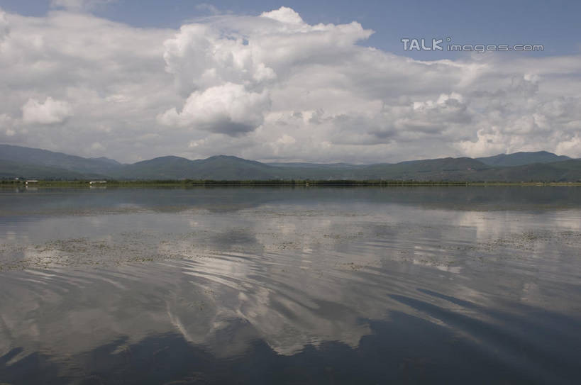 无人,横图,室外,白天,正面,旅游,度假,河流,美景,山,山脉,水,丽江,中国,亚洲,阴影,波纹,光线,影子,河水,景观,山峰,水流,云,云朵,涟漪,山峦,云彩,娱乐,云南,拉市海,蓝色,白云,蓝天,水纹,天空,阳光,自然,波浪,群山,天,享受,休闲,景色,放松,晴朗,自然风光,东亚,云南省,中华人民共和国,水晕,西南地区,滇,丽江市,玉龙纳西族自治县,晴空,彩图,shylt1