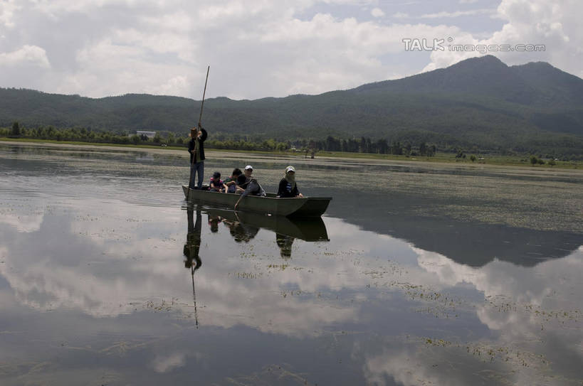 东方人,伙伴,朋友,站,坐,举,横图,室外,白天,正面,友谊,河流,美景,山,山脉,水,船,丽江,中国,亚洲,五个人,行人,游客,游人,阴影,服装,光线,船桨,影子,河水,景观,山峰,水流,云,云朵,木船,山峦,许多人,云彩,注视,休闲装,黄种人,云南,路人,旅客,拉市海,衣服,蓝色,白云,倒影,蓝天,天空,阳光,自然,交通工具,群山,天,观察,看,托,站着,一群人,休闲,休闲服,景色,服饰,晴朗,观看,察看,倒映,舟,关注,自然风光,载具,东亚,云南省,中华人民共和国,西南地区,滇,丽江市,反照,过客,玉龙纳西族自治县,友情,男人,男性,年轻男性,年轻女性,女人,女性,亚洲人,晴空,举起,举手,举着,向上举,向上伸,向上托,站立,坐着,彩图,全身,shylt1
