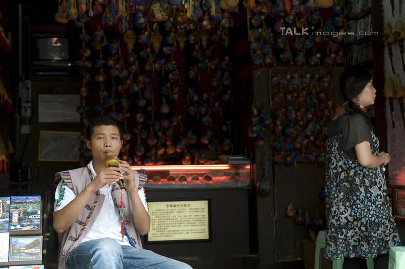 东方人,两个人,商店,坐,走,横图,室外,白天,正面,丽江,中国,亚洲,行人,握,阴影,服装,光线,影子,吹奏乐器,乐器,吹奏,演奏,注视,休闲装,黄种人,商铺,云南,路人,一个,衣服,阳光,观察,看,休闲,休闲服,握着,服饰,单个,观看,察看,关注,唢呐,东亚,云南省,中华人民共和国,西南地区,滇,丽江市,市肆,商号,过客,男人,男性,年轻男性,年轻女性,女人,女性,亚洲人,步行,走路,坐着,半身,彩图,店铺,shylt1