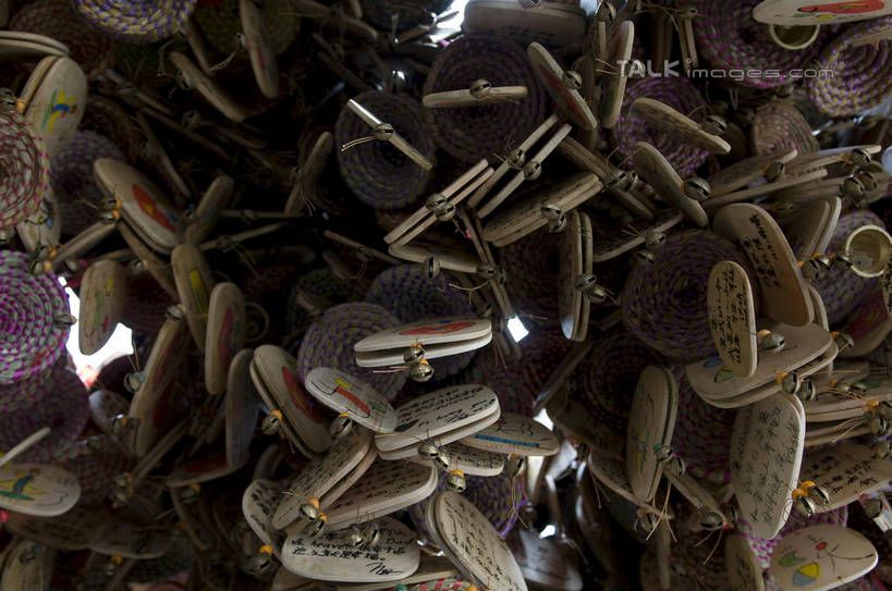 无人,横图,室外,特写,白天,仰视,幸福,运气,静物,风铃,许多,吊挂,悬挂,阴影,反射,影子,很多,挂,祈祷,祈福,警示,许愿,祈求,吉祥,平和,问候,警惕,思念,想念,玉振,幸运,占风铎,彩图,低角度拍摄,shylt1