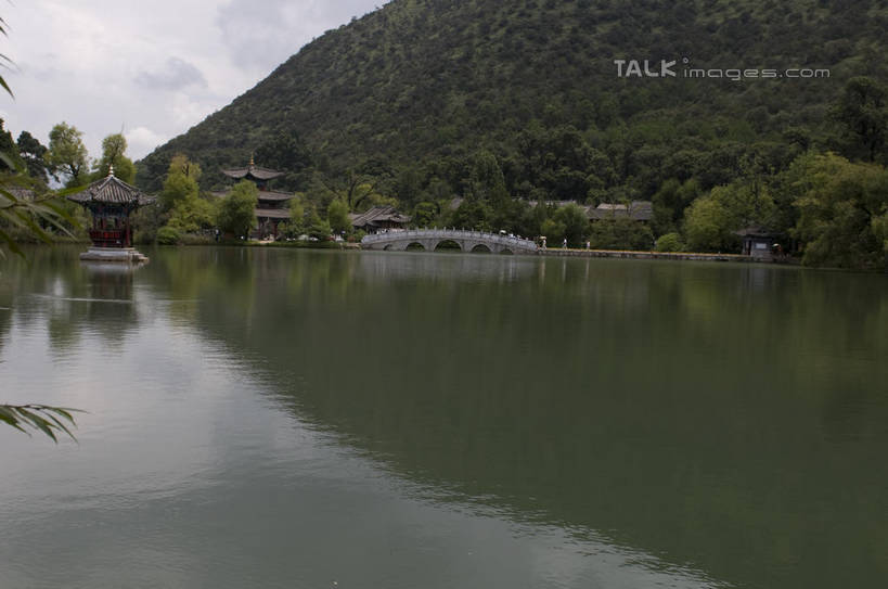 无人,公园,横图,室外,白天,正面,旅游,度假,湖,湖泊,石头,美景,森林,山,山脉,树林,水,植物,丽江,中国,亚洲,阴影,波纹,光线,石子,影子,亭子,湖面,景观,山峰,水流,水面,云,云朵,桥,涟漪,山峦,云彩,娱乐,石桥,云南,拱桥,栈桥,树,树木,蓝色,绿色,白云,蓝天,水纹,天空,阳光,自然,凉亭,波浪,湖水,群山,天,享受,休闲,景色,放松,拱形,生长,晴朗,成长,人行桥,石拱桥,自然风光,东亚,云南省,黑龙潭公园,丽江古城,中华人民共和国,水晕,西南地区,滇,丽江市,玉泉公园,石块,晴空,彩图,大研古城,丽江古镇,丽江黑龙潭,shylt1