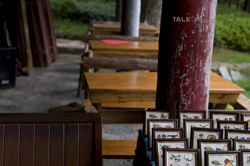 无人,公园,横图,室外,白天,正面,旅游,度假,草地,草坪,湖,湖泊,美景,水,植物,桌面,桌子,椅子,相框,工艺美术品,丽江,中国,亚洲,阴影,艺术,光线,木制,边框,影子,柱子,木椅,木桌,湖面,景观,水流,水面,艺术品,娱乐,云南,草,绿色,阳光,自然,木制品,工艺品,湖水,享受,休闲,景色,放松,工艺,美术,自然风光,东亚,云南省,黑龙潭公园,丽江古城,中华人民共和国,西南地区,滇,丽江市,玉泉公园,彩图,大研古城,丽江古镇,丽江黑龙潭,木桌子,shylt1