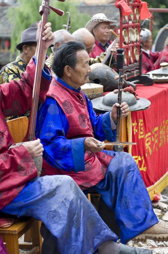 东方人,伙伴,朋友,坐,竖图,室外,白天,侧面,民族服装,友谊,合作,团队,植物,桌子,帽子,亚洲,乐队,表演,握,阴影,光线,布料,影子,乐器,弦乐器,许多人,音乐,弹奏,演奏,布纹,注视,黄种人,队伍,二胡,桌布,树,树木,绿色,阳光,自然,餐巾,遮阳帽,台布,观察,看,一群人,战略,握着,生长,成长,观看,察看,演出,关注,弓拉弦乐器,弓拉弦鸣乐器,奏乐,联合,合谋,胡琴,上演,配合,协作,男人,男性,中年男性,亚洲人,餐桌布,坐着,半身,彩图,传统服装,民俗服,shylt1