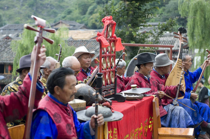 东方人,伙伴,朋友,坐,横图,室外,白天,侧面,民族服装,友谊,合作,团队,植物,桌子,帽子,亚洲,乐队,表演,握,阴影,光线,布料,影子,乐器,琵琶,弦乐器,许多人,音乐,弹奏,演奏,布纹,注视,黄种人,队伍,二胡,桌布,树,树木,绿色,阳光,自然,餐巾,遮阳帽,台布,观察,看,一群人,战略,握着,生长,成长,观看,察看,演出,关注,弹拨弦鸣乐器,弓拉弦乐器,弓拉弦鸣乐器,奏乐,联合,合谋,胡琴,民乐之王,上演,配合,协作,男人,男性,中年男性,亚洲人,餐桌布,坐着,半身,彩图,传统服装,民俗服,弹拨弦乐器,shylt1