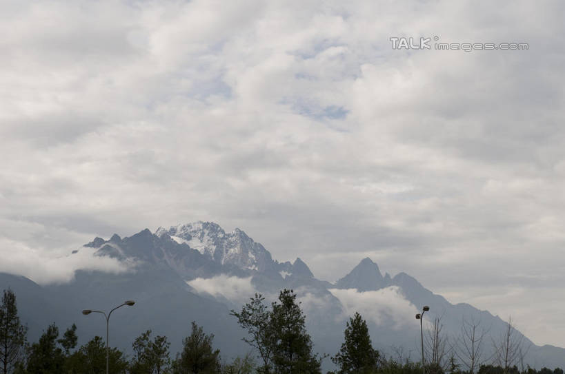 无人,横图,室外,白天,仰视,旅游,度假,美景,山,雪,雪山,植物,大雪,路灯,照明,丽江,中国,亚洲,阴影,光线,影子,冰,积雪,景观,山峰,雪景,云,云朵,冬季,冬天,灯光,山峦,云彩,娱乐,云南,灯,树,树木,玉龙雪山,蓝色,绿色,白云,蓝天,天空,阳光,自然,天,享受,休闲,景色,放松,寒冷,生长,晴朗,成长,照亮,冰冷,照明设备,自然风光,东亚,云南省,中华人民共和国,西南地区,严寒,冰凉,酷寒,凛冽,凛凛,极冷,滇,丽江市,波石欧鲁,黑白雪山,玉龙纳西族自治县,玉龙山,晴空,彩图,低角度拍摄,shylt1