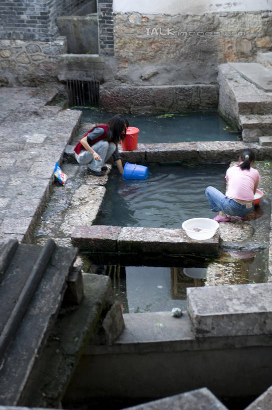 东方人,两个人,伙伴,朋友,蹲,竖图,室外,白天,友谊,楼梯,丽江,中国,亚洲,阴影,服装,光线,桶,影子,塑料,阶梯,注视,休闲装,黄种人,水盆,云南,台阶,背面,衣服,阳光,容器,塑料制品,低头,观察,看,休闲,休闲服,服饰,观看,储藏,察看,储存,关注,东亚,云南省,中华人民共和国,西南地区,荡涤,洗濯,滇,丽江市,友情,年轻女性,女人,女性,亚洲人,蹲着,清洗,彩图,全身,贮存,shylt1