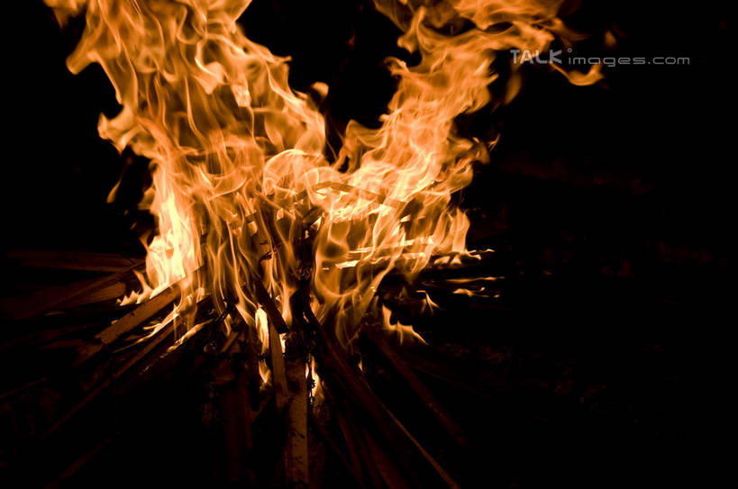 无人,横图,室外,夜晚,正面,热情,火,丽江,中国,亚洲,一堆,堆叠,堆积,节日,庆祝,火焰,木材,燃烧,文化,云南,木柴,火把节,庆典,木料,纪念,堆,篝火,东亚,云南省,中华人民共和国,西南地区,滇,丽江市,彩图,营火,shylt1