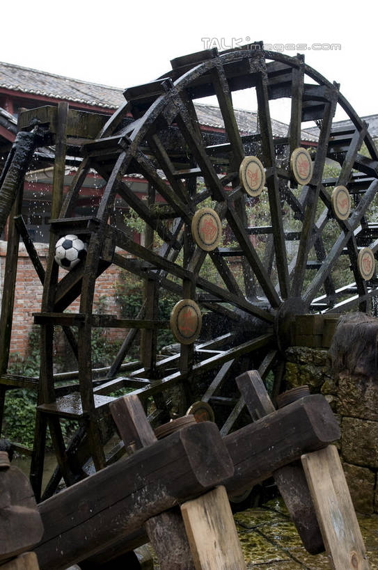 无人,家,竖图,室外,白天,正面,旅游,度假,农业,灌溉,名胜古迹,标志建筑,地标,建筑,丽江,中国,亚洲,遗迹,工具,房屋,屋子,水车,古迹,文物,娱乐,建设,古建筑,楼房,云南,住宅,天空,天,享受,休闲,旅游胜地,放松,晴朗,古文明,东亚,农具,云南省,万里无云,中华人民共和国,西南地区,滇,丽江市,孔明车,天车,晴空,晴空万里,彩图,房子,shylt1